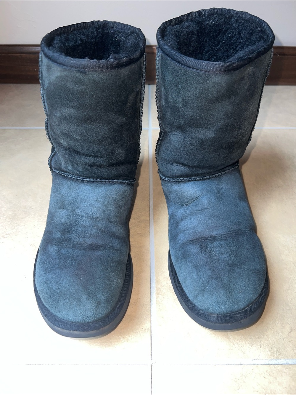 Ugg Women’s Classic Short Boot Black 9